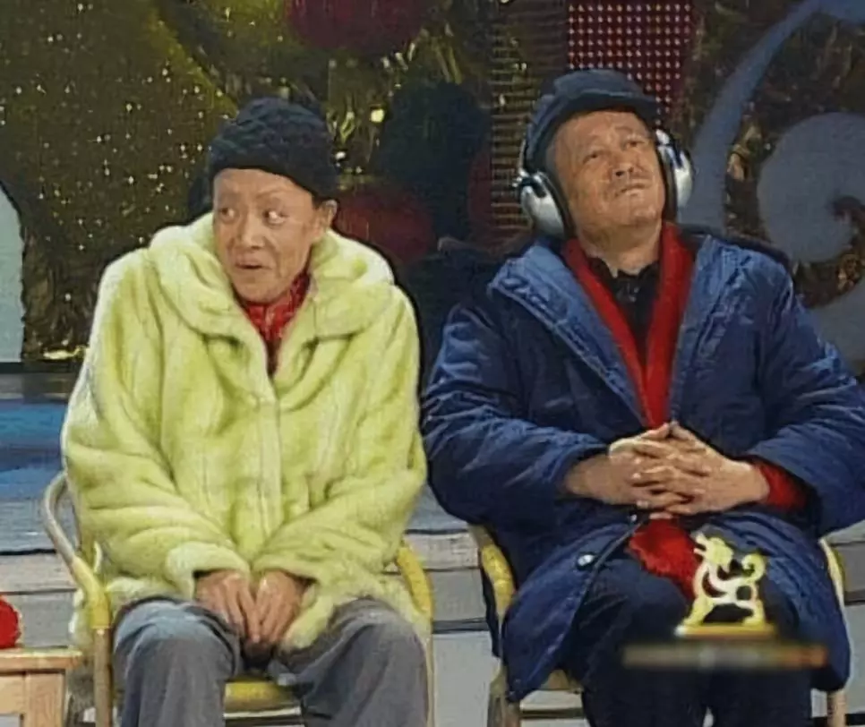 71岁成龙瑞士被偶遇！和房祖名同框引热议：网友盯着成龙眼镜笑谁懂“教子无方”的心酸？