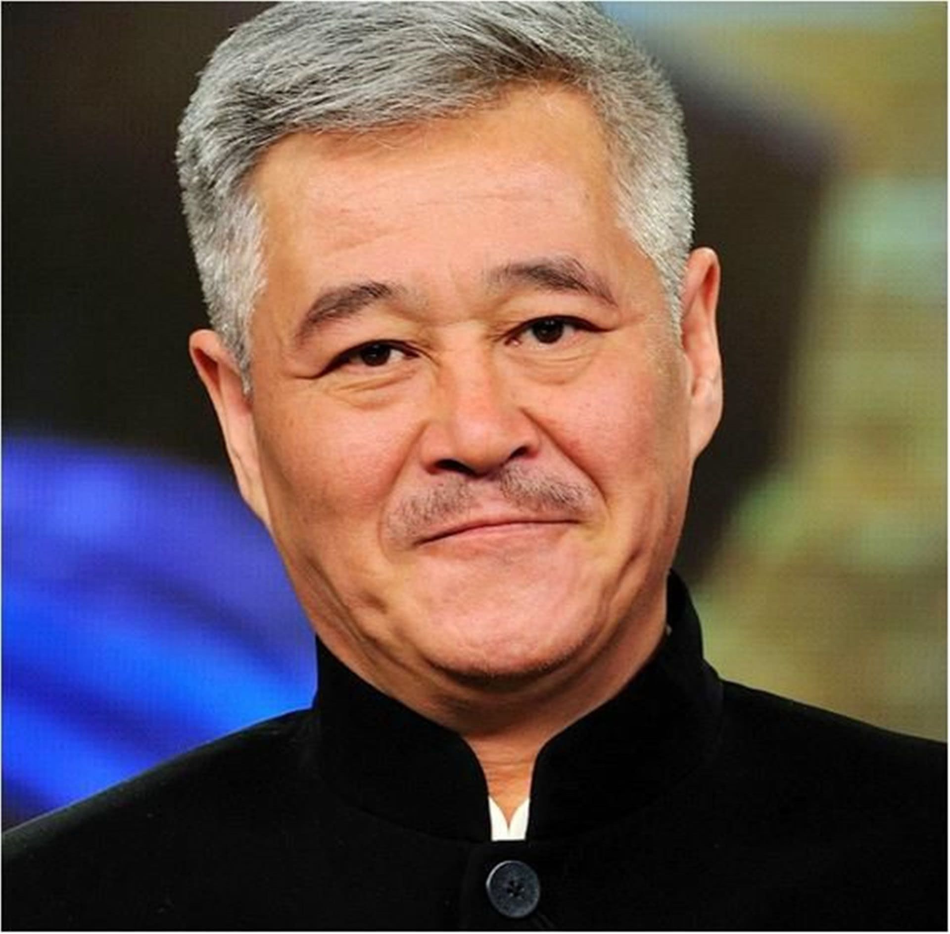 67岁赵本山罕见现身看球赛身子骨硬朗穿绿色冲锋衣很时髦